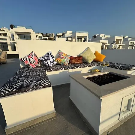 The Sanctuary - 3 Bed, Private Pool, Roof Terrace And Sea Views * Кирения